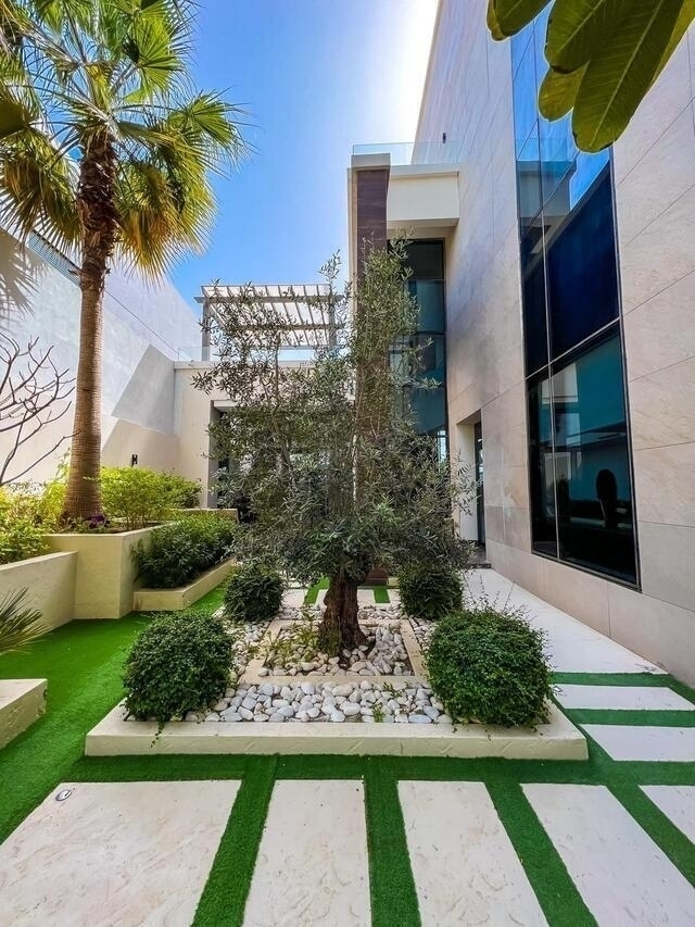 Palm  ( <i style='color:#B10622'> VVIP</i> )