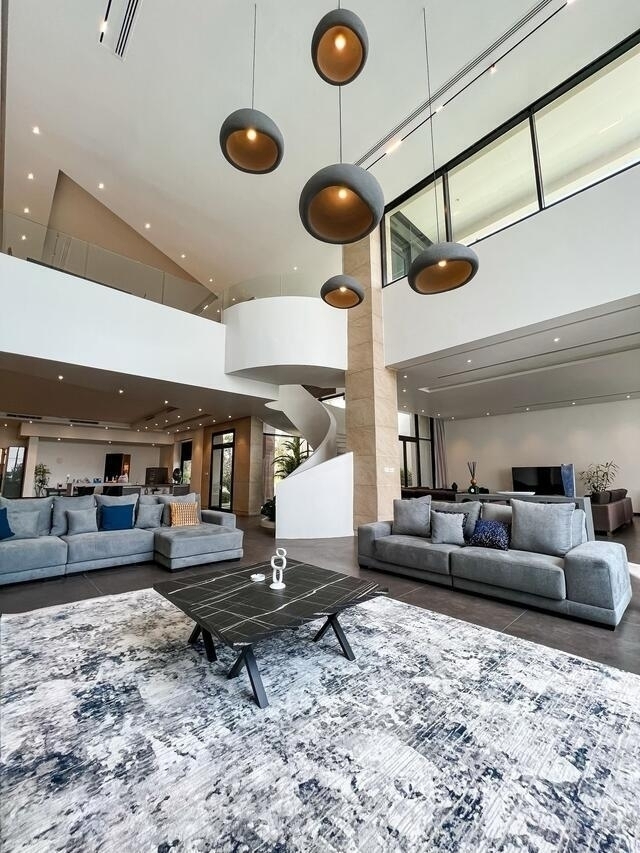 Palm  ( <i style='color:#B10622'> VVIP</i> )