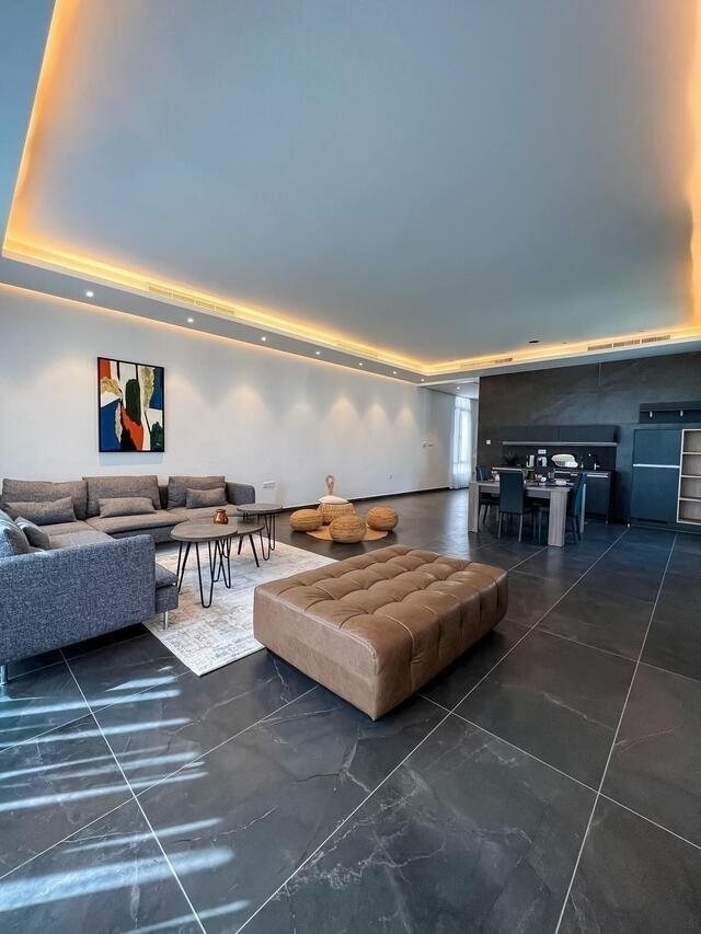 Palm  ( <i style='color:#B10622'> VVIP</i> )