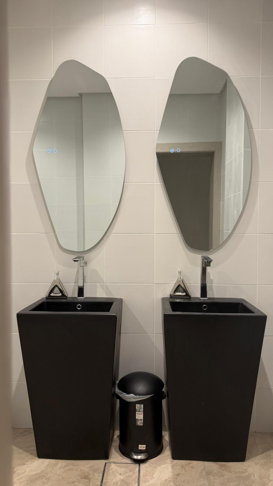 QUEEN B